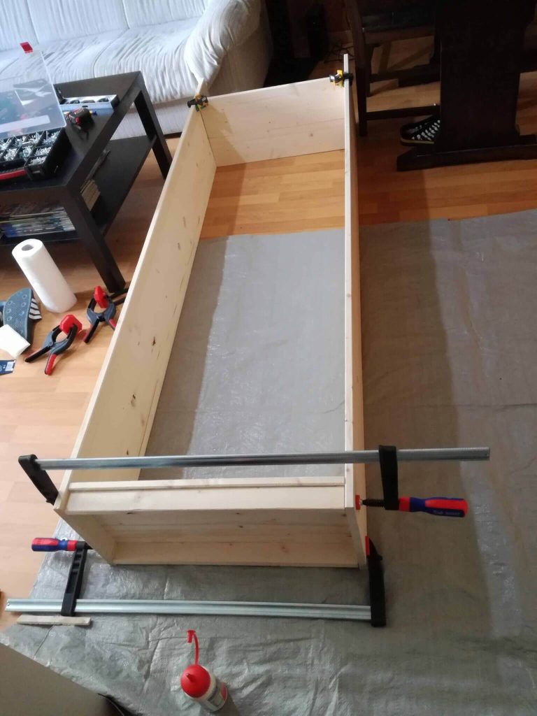 Assembly of the side of the DIY wood book shelf