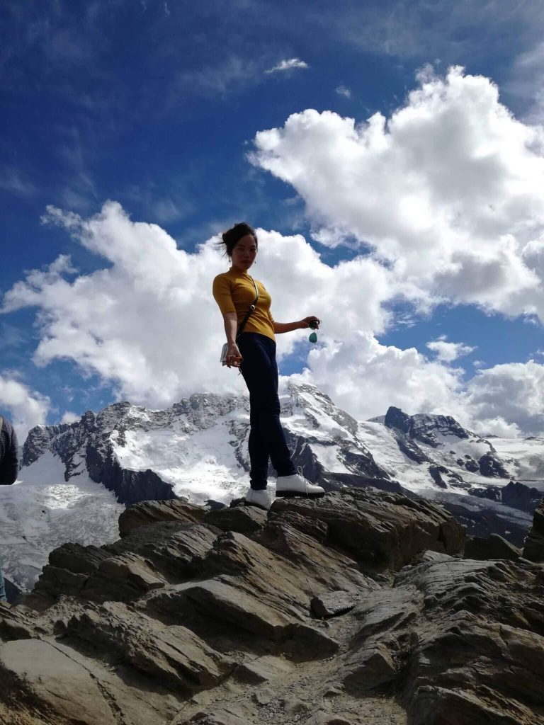 Mme Le Pauvre Suisse devant les montagnes