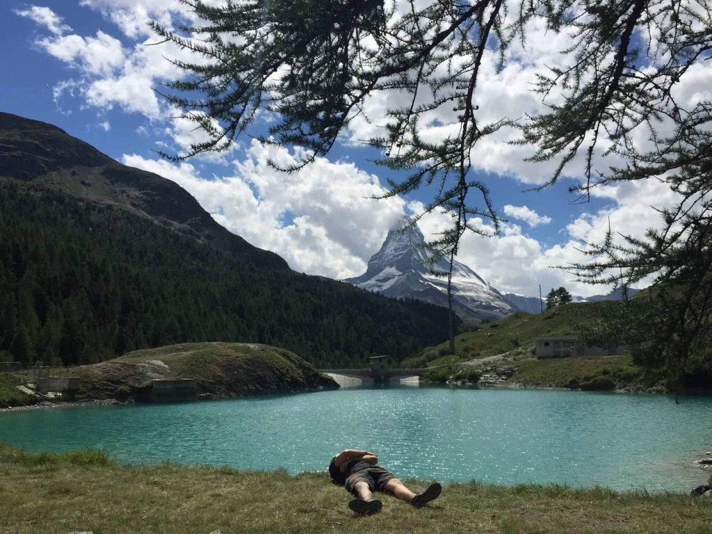 Herr Der arme Schweizer vor einem See