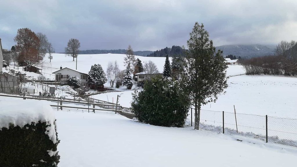 Neige dans un village suisse