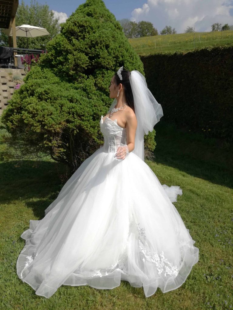 Mme Le Pauvre Suisse dans sa robe de mariée