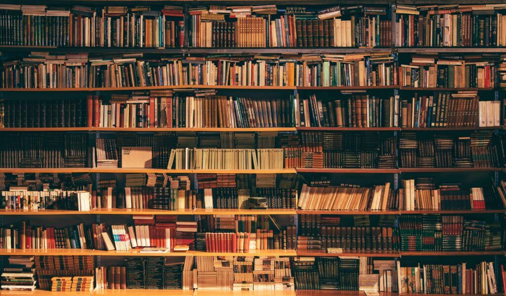 Großes Bücherregal für den Ruhestand