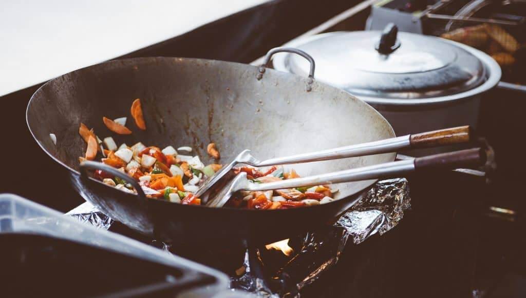 Cuisiner avec un wok