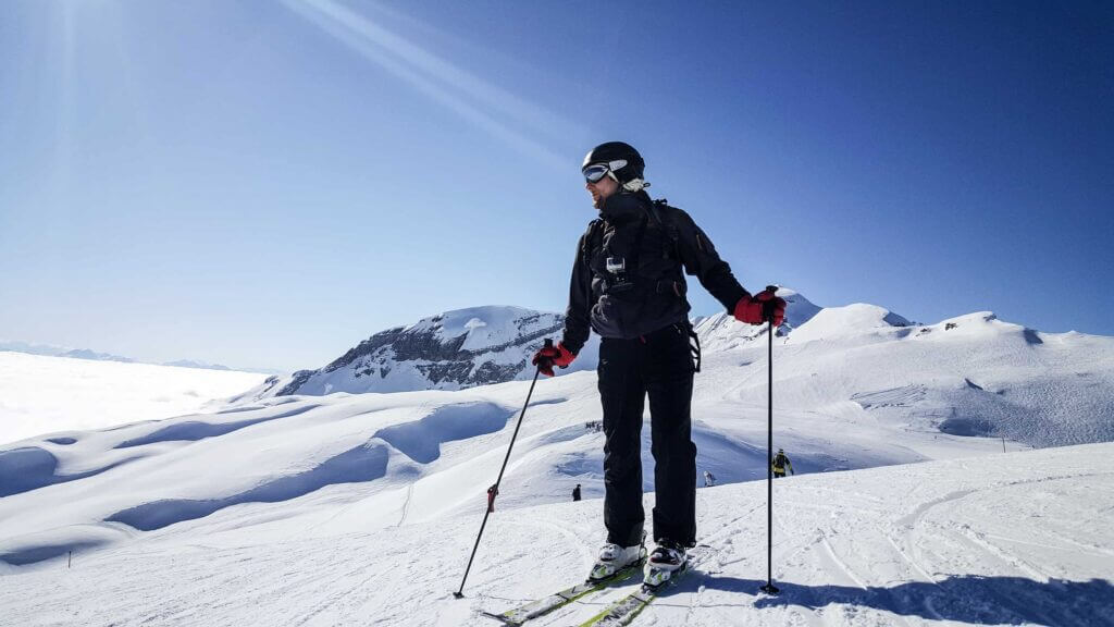 Ein Mann beim Skifahren auf dem Gipfel eines schönen Berges