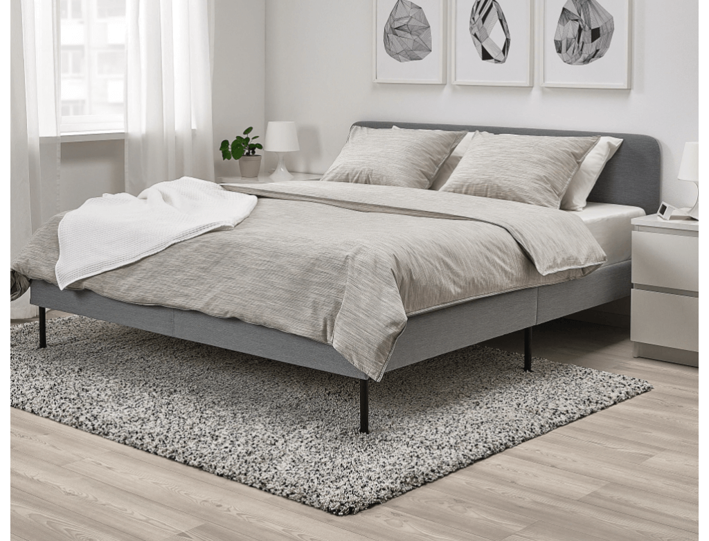 Online-Shopping für ein Bett bei Ikea