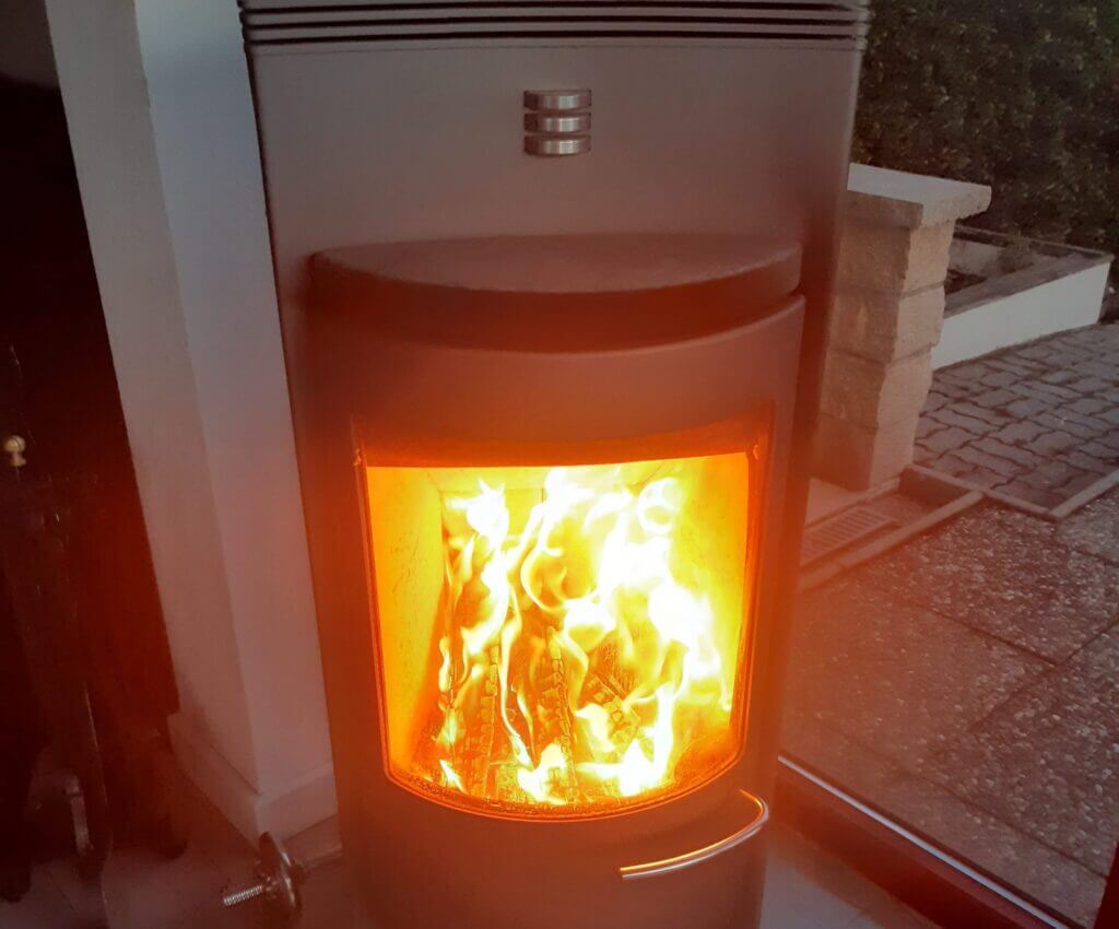 Nous avons une belle cheminée dans notre maison pour compléter le système de chauffage.
