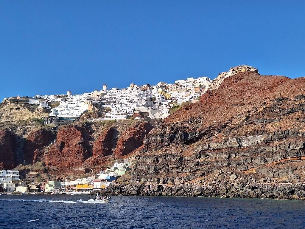 Blick auf Oia von einem Boot aus